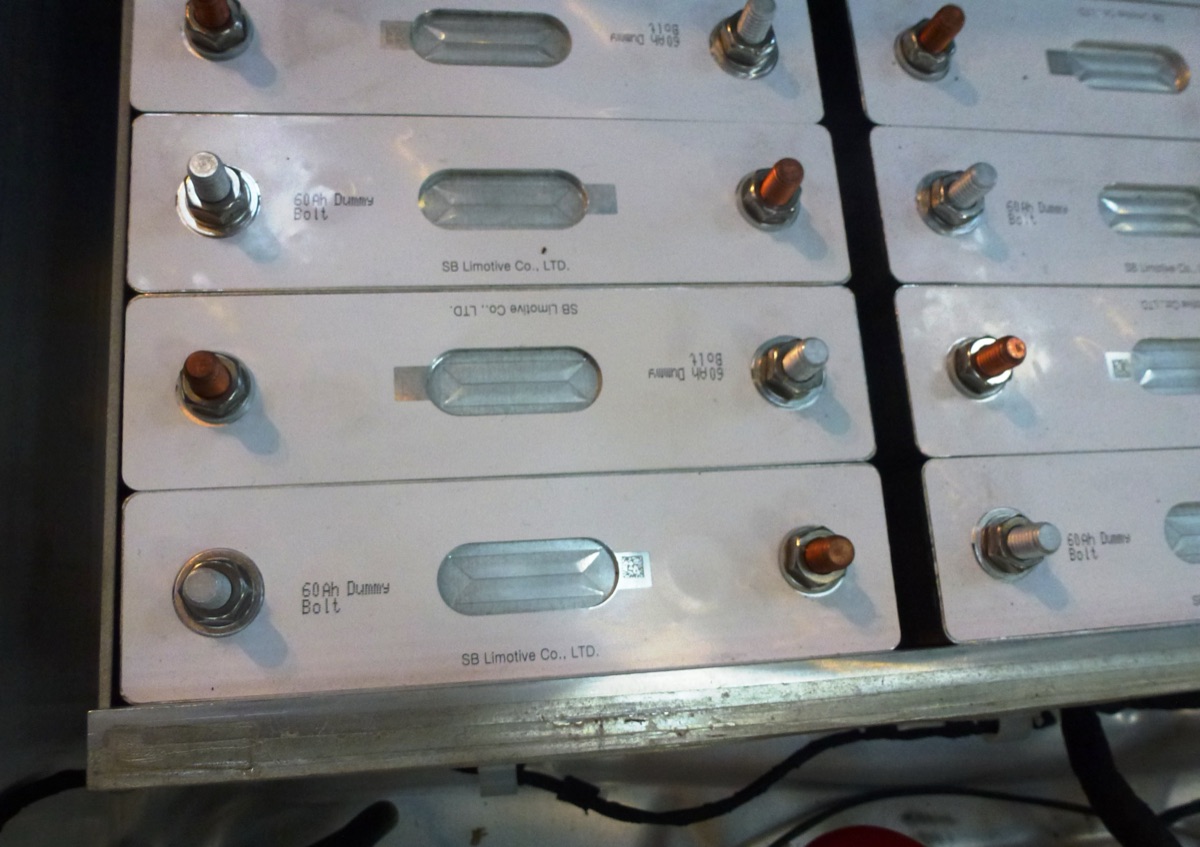 A representative photo of lithium-ion electric-vehicle battery cells, illustrating a Nature study on why lithium dendrites crack the ceramic electrolyte inside next-generation solid-state batteries (photo: RudolfSimon, Wikimedia Commons, CC BY-SA 3.0; the actual study images are copyrighted).